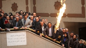 Jordanian legal-eagles burn the Israeli flag at Amman’s Palace of Justice and call for Daqamseh’s release